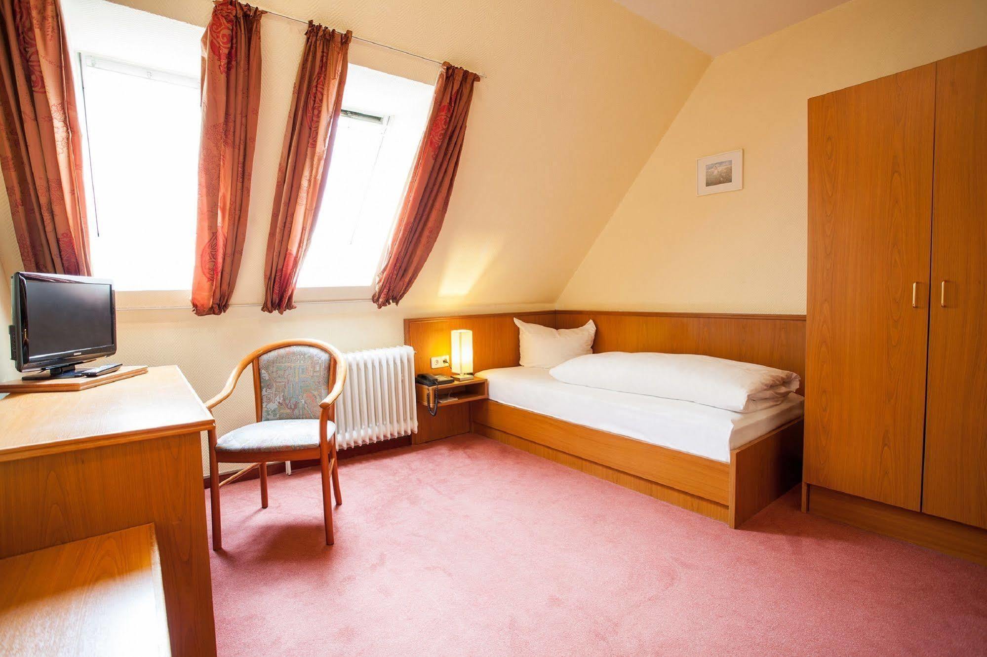 Hotel Alter Wolf Wolfsburg Bagian luar foto